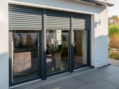 Schutz vor Blendeffekten durch Rollladen Aufsatzrollladen vor Glastür