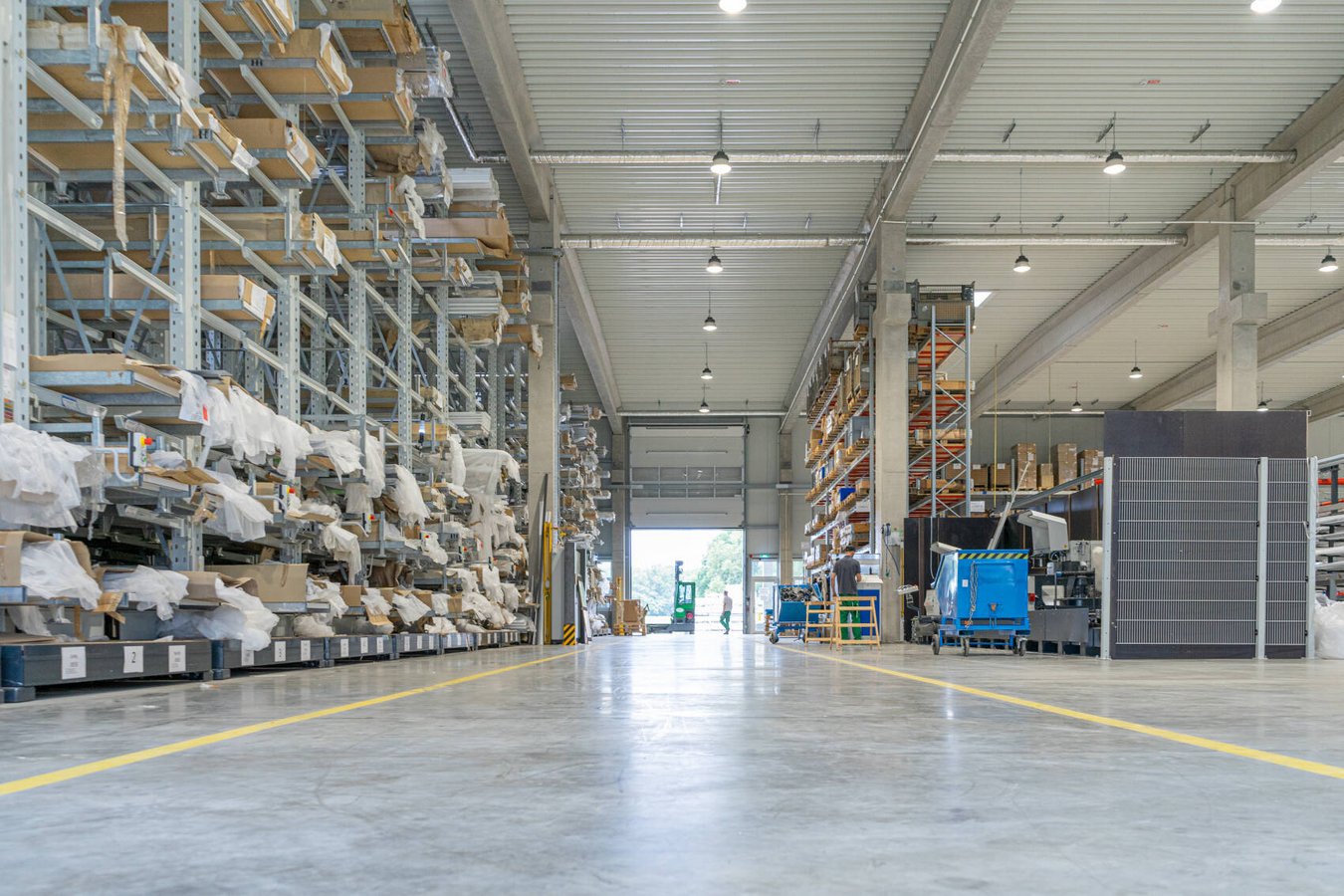 HEIM & HAUS Innenansicht des Werkes in Voerde mit modernem Lager