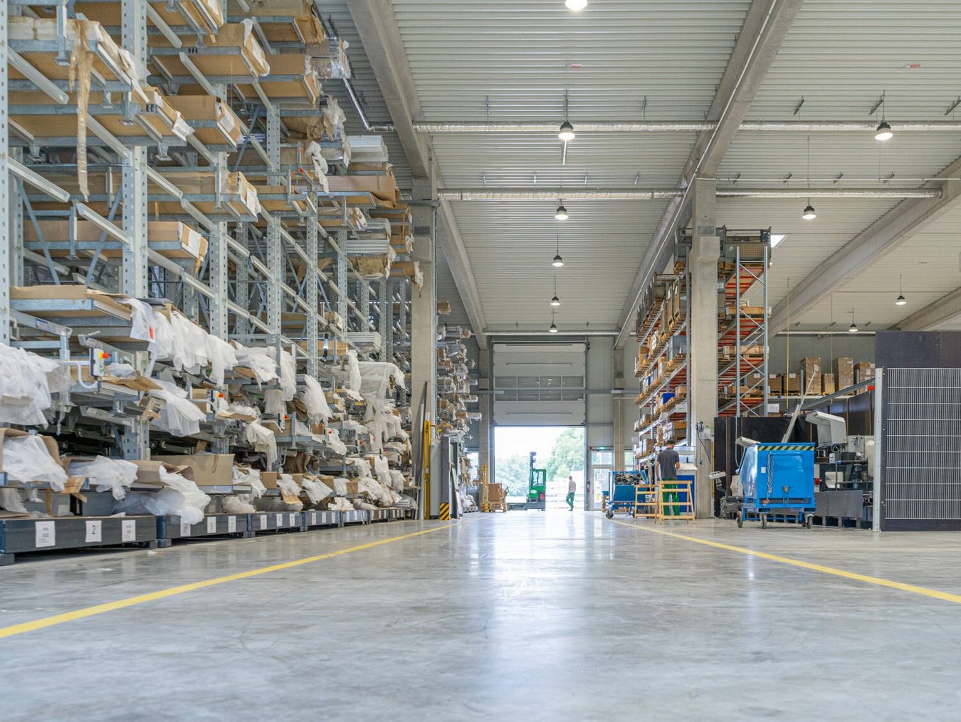 HEIM & HAUS Innenansicht des Werkes in Voerde mit modernem Lager