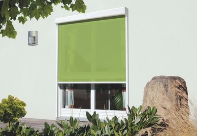 Außenansicht ausgefahrener ZipScreen halbgeschlossener, grüner ZipScreen an weißer Außenwand