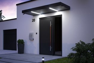 dunkles Vordach mit LED-Beleuchtung am Abend