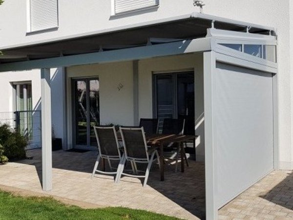 Zipscreens können am Terrassendach installiert werden Terrassendach mit seitlich montiertem Zipscreen