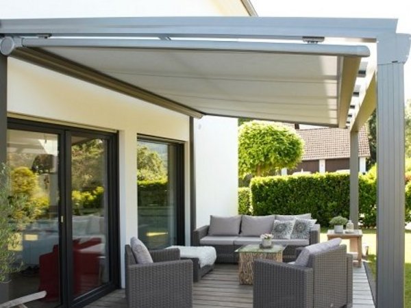 Ein Terrassendach mit Sonnenschutz ermöglicht angenehme Aufenthalte im Freien Terrassendach mit Unterglasbeschattung