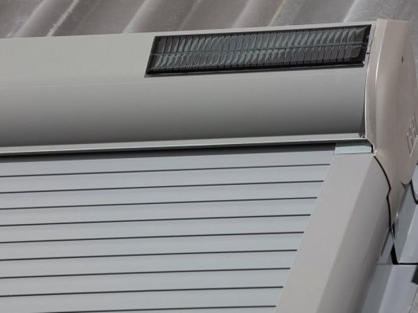 Auf die Qualität, Einbausituation und Pflege kommt es an Dachfensterrollladen mit Solarzelle im Rollladenkasten im Detail