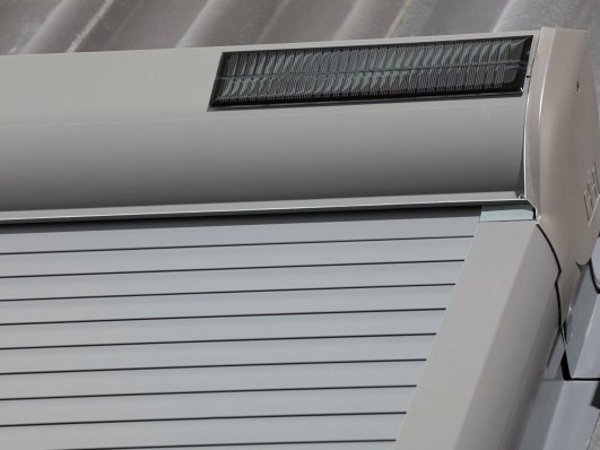 Dachfensterrollladen mit Solarzelle im Rollladenkasten im Detail