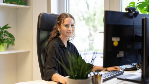 HEIM & HAUS Stock Material für eine junge kaufmännische Arbeiterin am PC