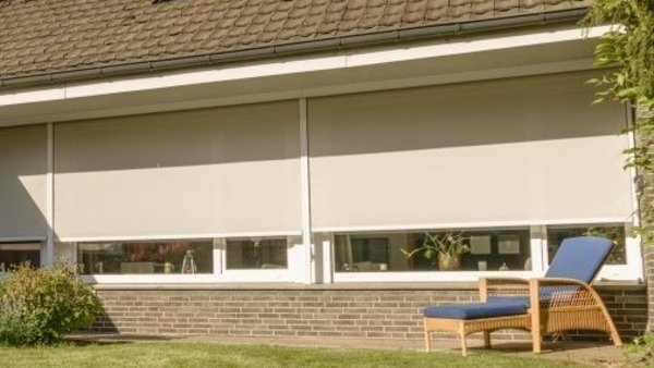 Das Gewebe des Zipscreens hält Sonne und Hitze fern Zipscreens vor langer Glasfront