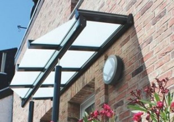 Vordächer gibt es in unterschiedlichen Stilen und Materialien Vordach mit Milchglas und Aluminium-Konstruktion