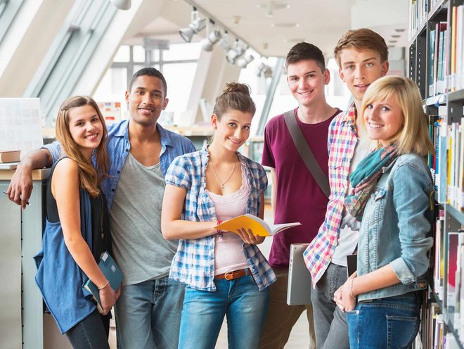 Gruppenbild Studenten in Bibliothek