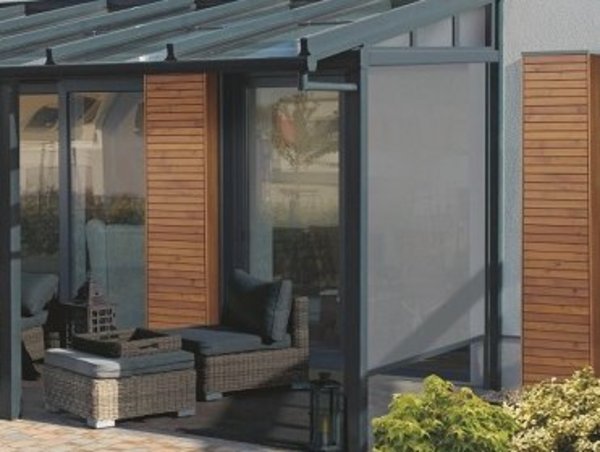 Zipscreens eignen sich für die Montage an Terrassendächern Dunkler Zipscreen an dunklem Terrassendach