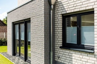 Hausfassade mit Kunststofffenster und bodentiefem Fenster
