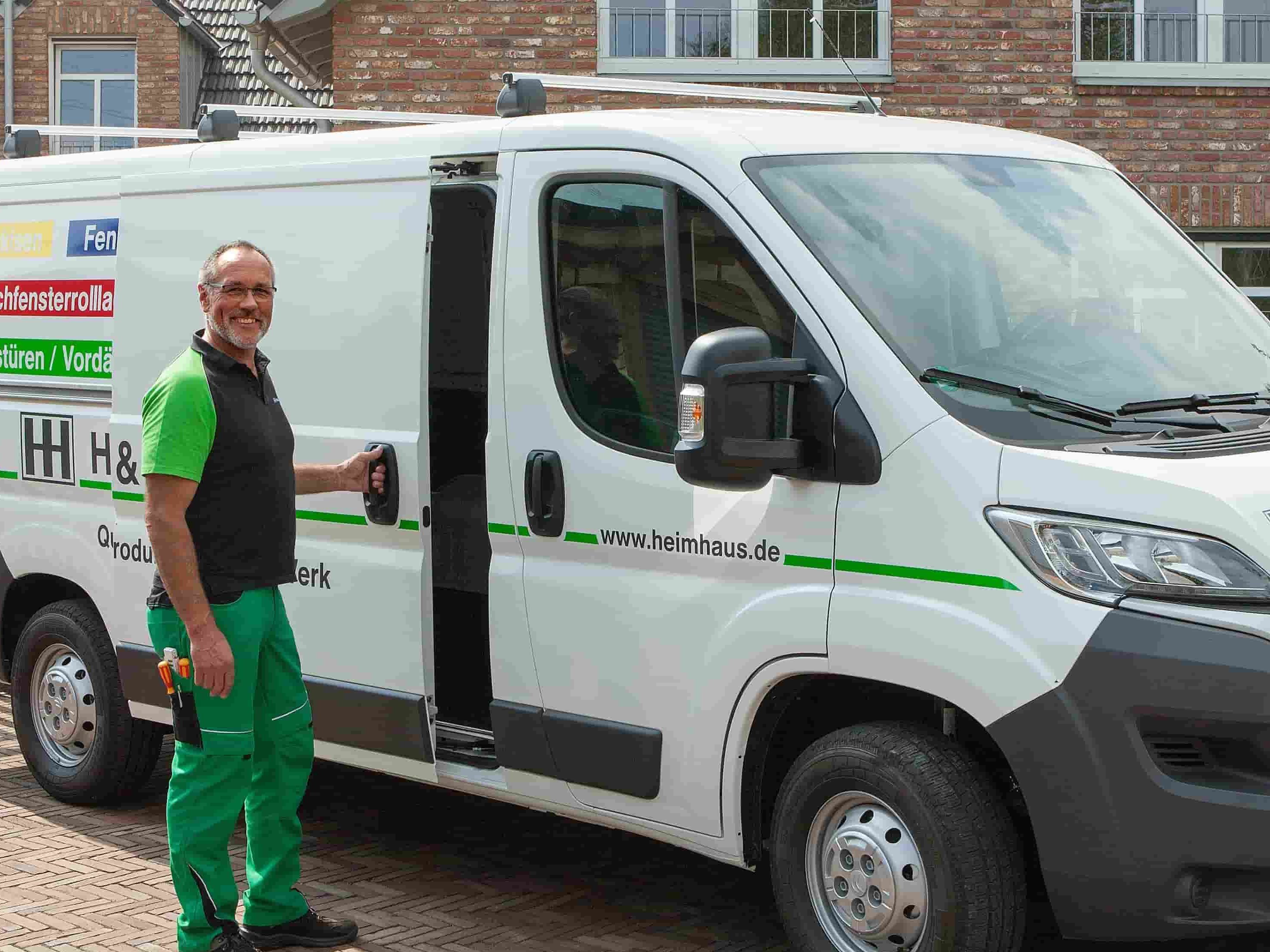 Monteur vor Wagen