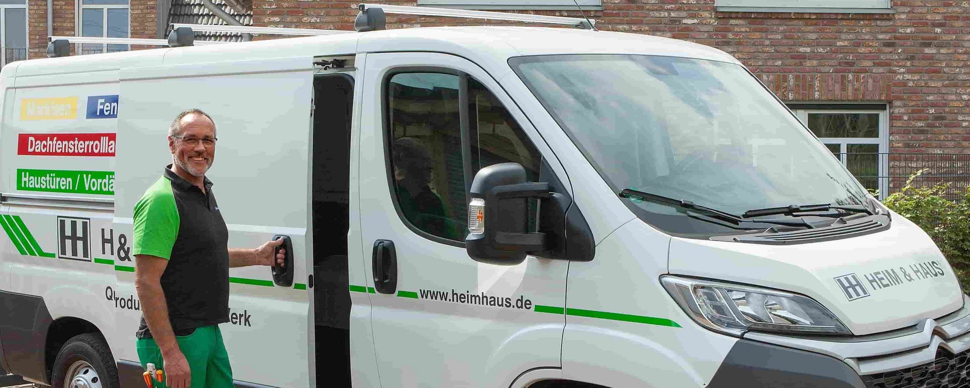Monteur vor Fahrzeug
