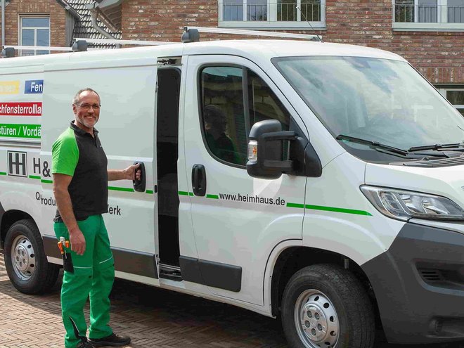 Monteur vor Wagen