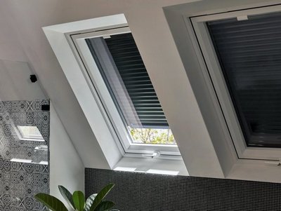 Dachfensterrolladen schützen das Dachgeschoss vor Überhitzung Geschlossene Dachfensterrolladen in Innenansicht