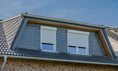 Vorbaurollladen weiße Vorbaurollladen halb geschlossen