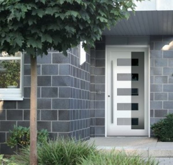 weiße Haustür in grauem Mauerwerk