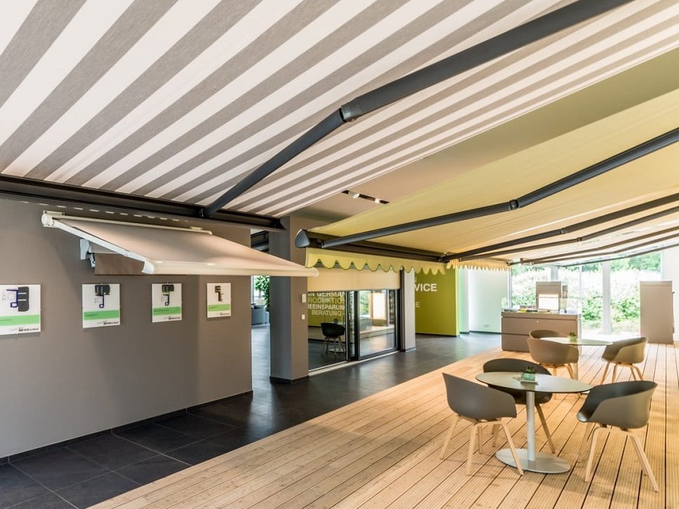 Ausstellungsraum mit Markisen und Sitzgruppe