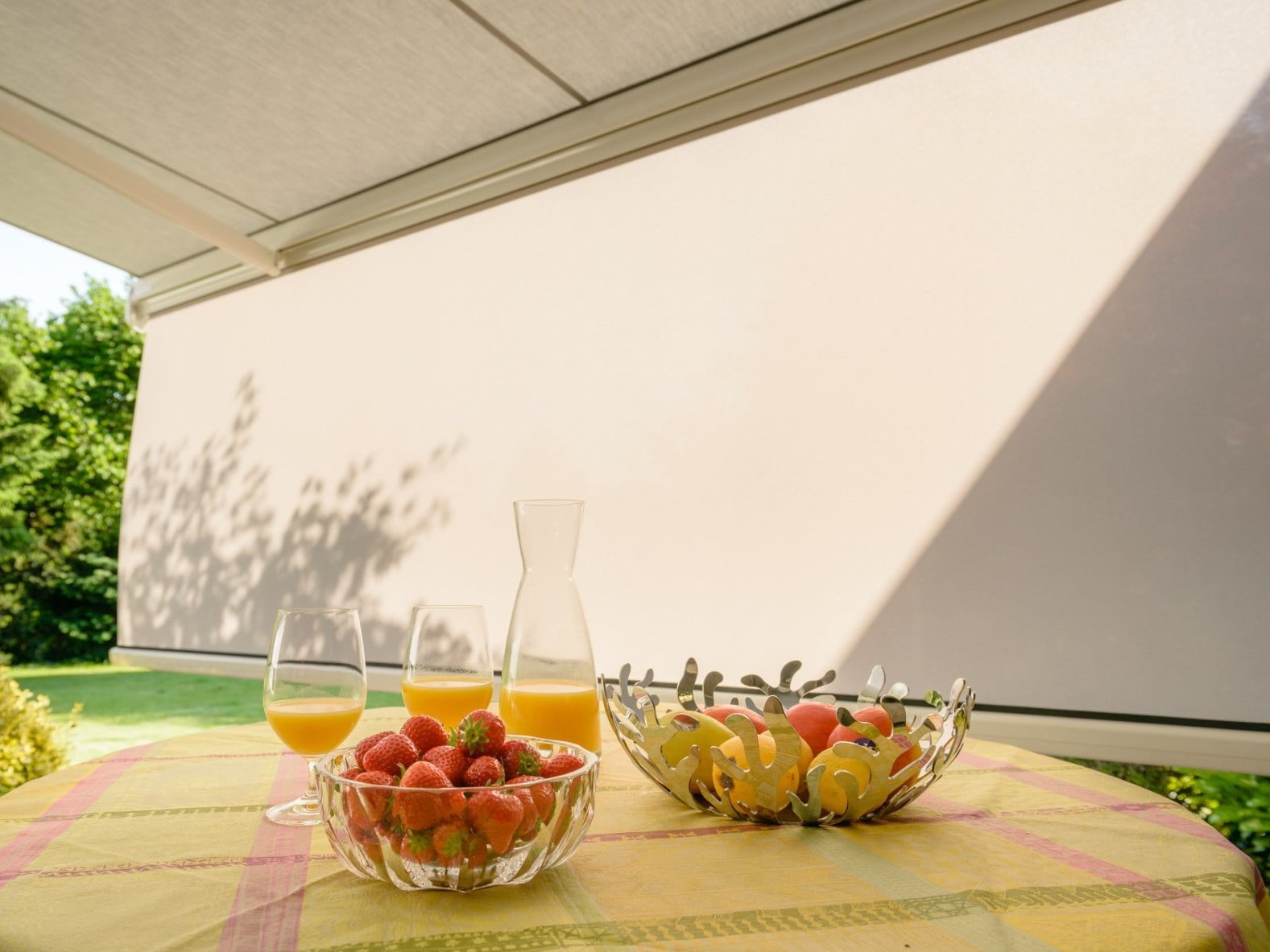 Markisen-Volant: Mehr als nur Dekoelement Innenansicht eines ausgefahrenen Vario-Volants in hellgrau