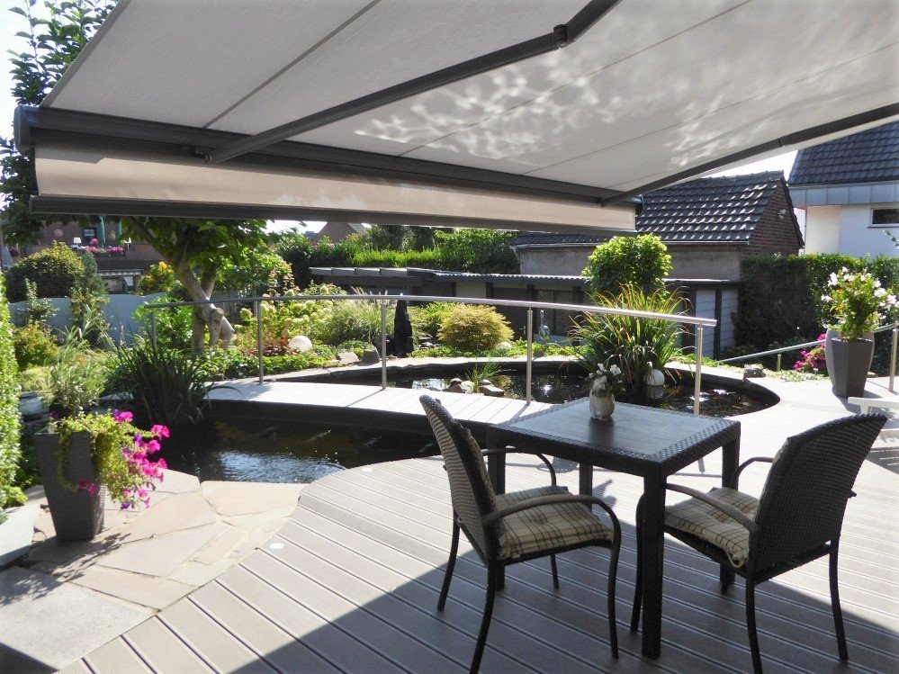Markise über Sitzgruppe auf Terrasse