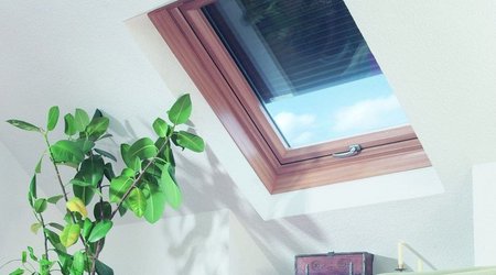 Dachfenster mit halb geschlossenem Rollladen Innenansicht