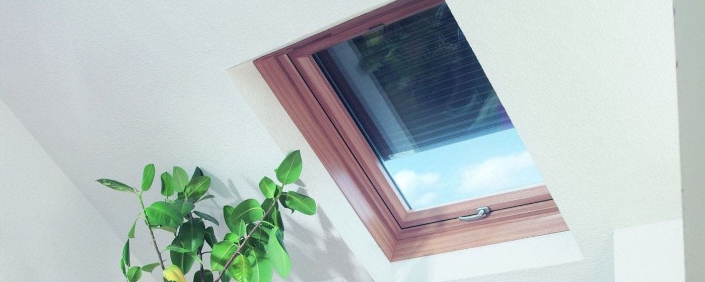 Dachfenster mit halb geschlossenem Rollladen Innenansicht