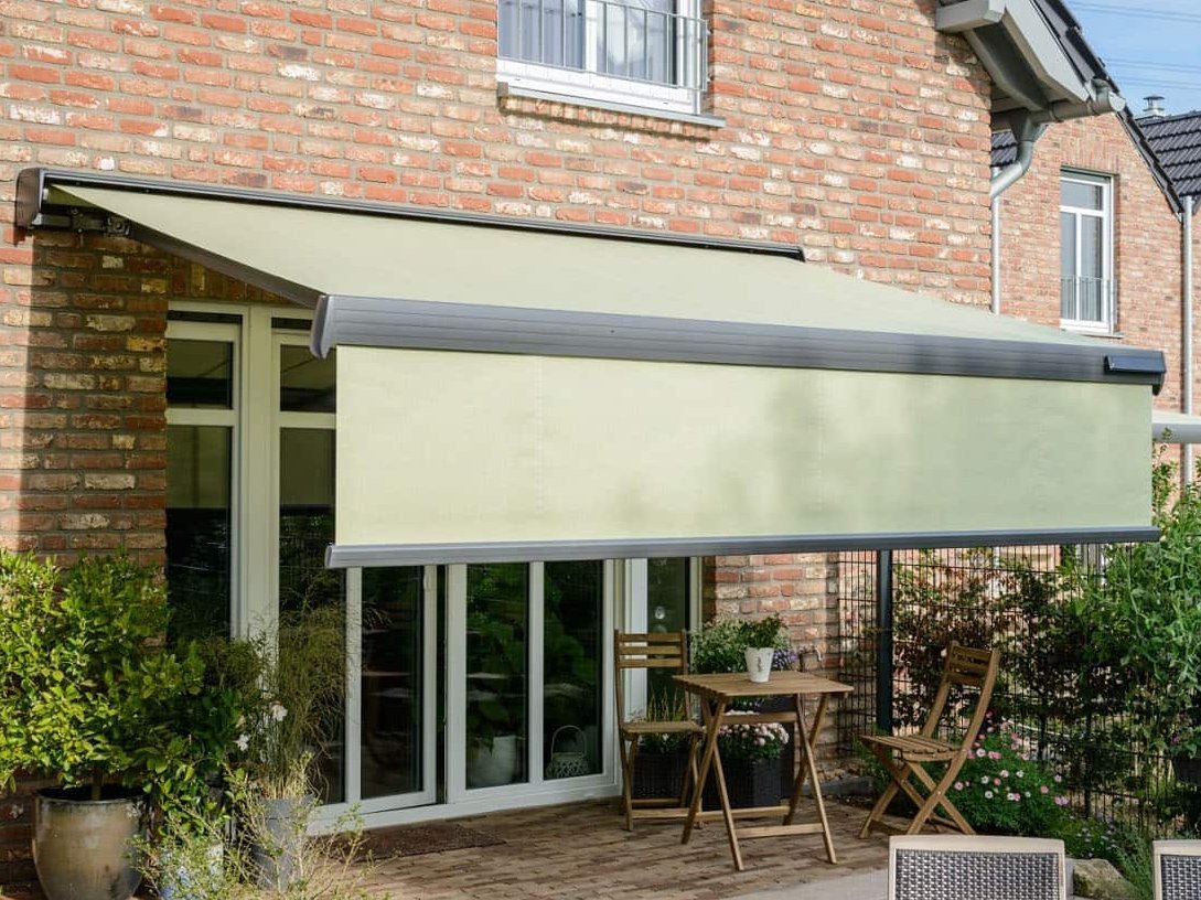Markisen beschatten Außenbereiche sowie angrenzende Innenräume Hellgrüne Markise vor Terrassentür