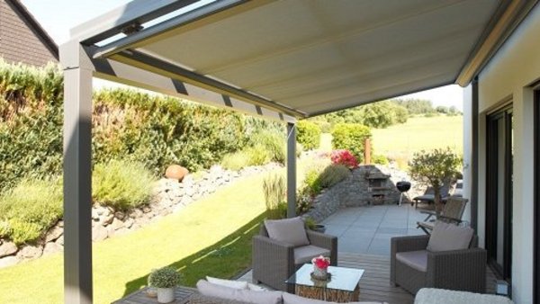 Wintergartenmarkisen für angenehme Aufenthalte unter dem beschatteten Glasdach Wintergartenmarkise als Unterglasbeschattung über Terrasse