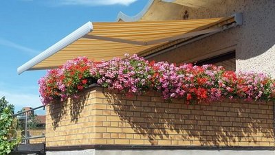 Markisen mit großen Ausfalltiefen eignen sich für Dachterrassen Gestreifte Markise über Dachterrasse