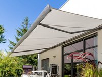 Helle Gelenkarmmarkise über Terrasse