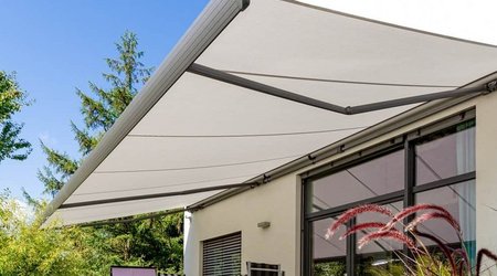 Helle Gelenkarmmarkise über Terrasse