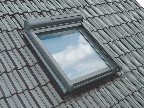 Dachfenster mit grauen Rahmen und Rolladen 