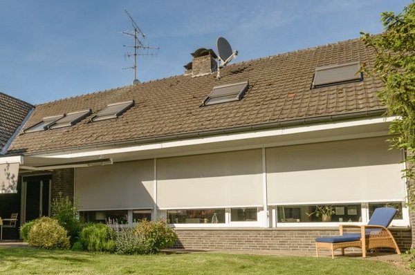 ZipScreen Außenansicht Außenansicht eines beigen ausgefahrenen ZipScreens