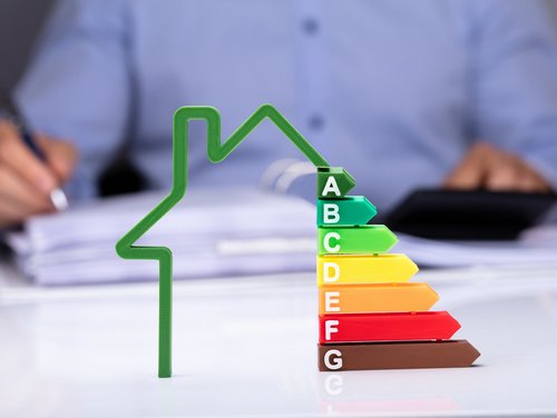 Haus mit kWh Ansicht und Taschenrechner