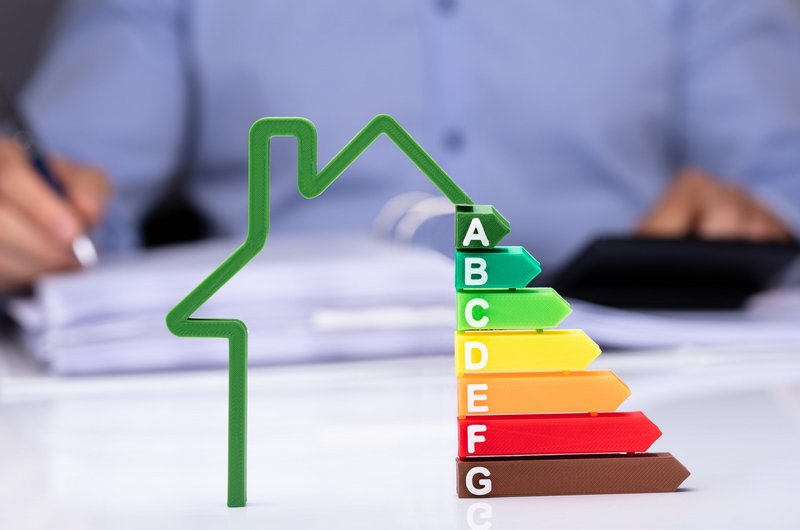 Haus mit kWh Ansicht und Taschenrechner