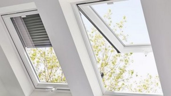 Häufiges, kurzes Stoßlüften für effizientes Lüften Geöffnetes Dachfenster neben geschlossenem Dachfenster