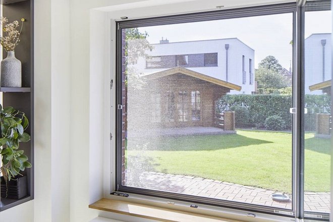 Innenansicht Insektenschutzspannrahmen in geöffnetem Fenster