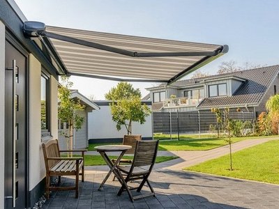 Gelenkarmmarkise Gelenkarmmarkise gestreift über Außenbereich