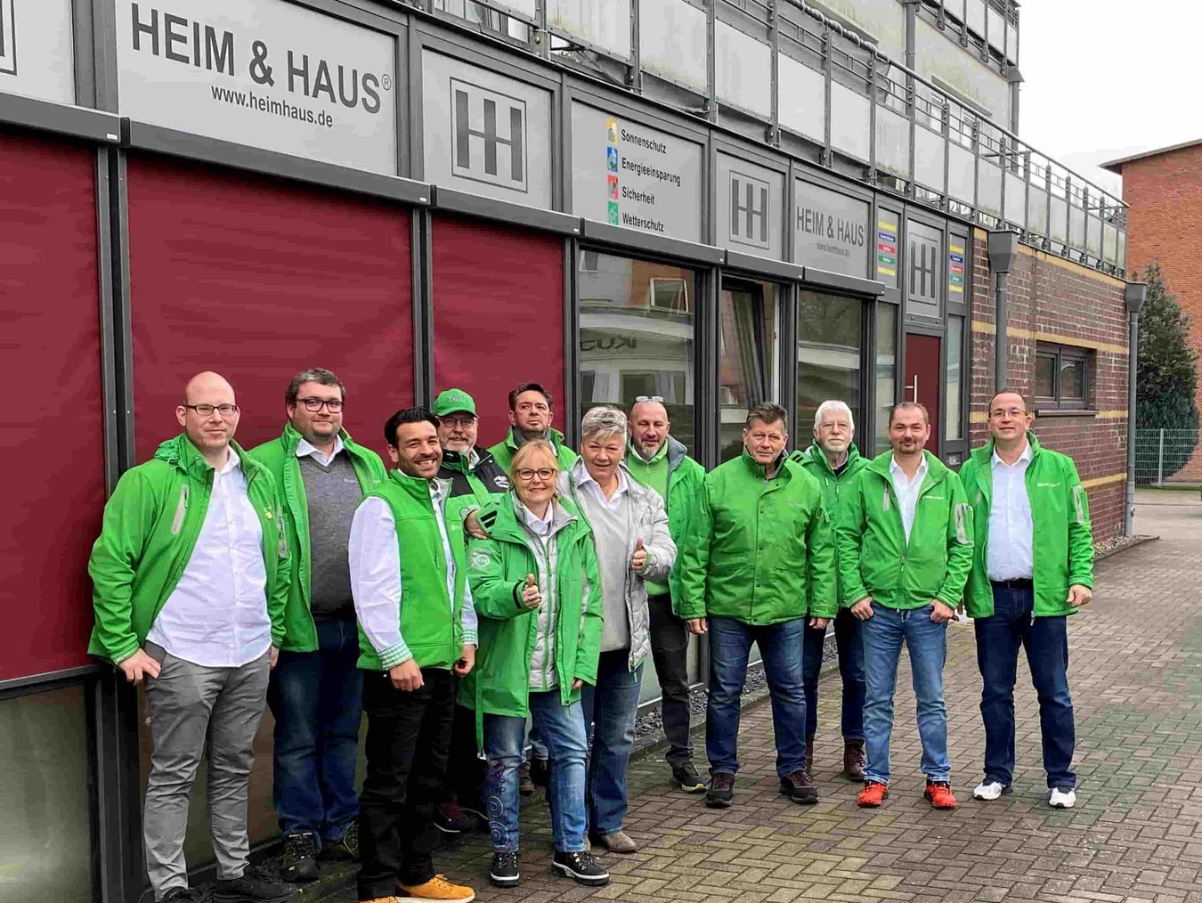 Team aus Fachberatern vor dem Gebäude 