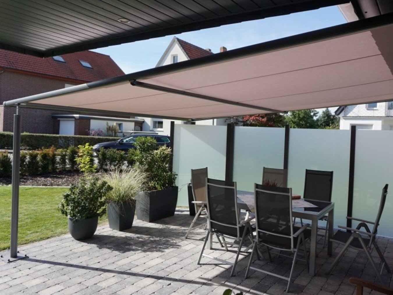 Pergolamarkise über Sitzgruppe auf Terrasse