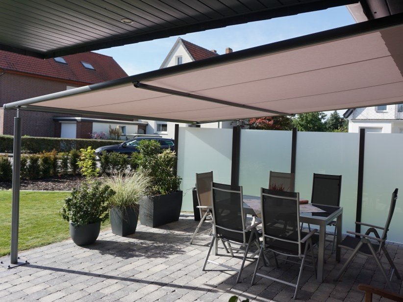Pergolamarkise über Sitzgruppe auf Terrasse